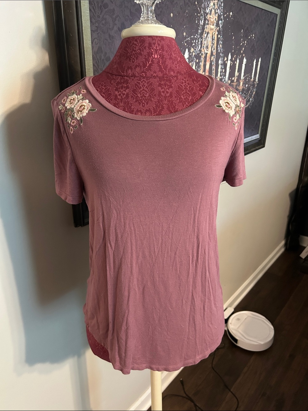 💚 Aeropostale Mauve Short Sleeve Tee with Shoulder Floral Appliqué